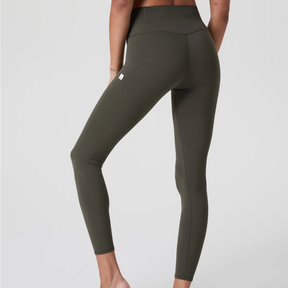 Vuori AllTheFeels™ Legging - Short in kale size small - Picture 4 of 6